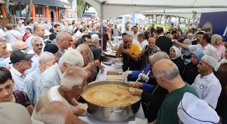 Sakarya'da Binlerce Kişiye Aşure İkramı: Bereketin ve Dayanışmanın Kahramanı Sakarya Büyükşehir Belediyesi