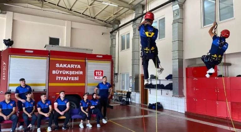 Sakarya'da Geleceğin Ateş Savaşçıları Yetişiyor: Üniversite Öğrencileri İtfaiye Eğitiminde