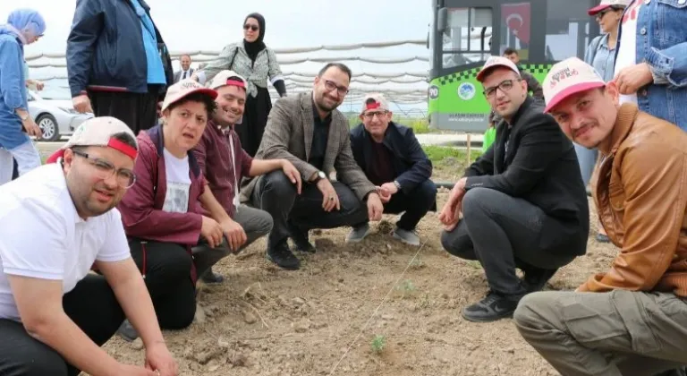 Sakarya'nın özel öğrencileri fideleri toprakla buluşturdu