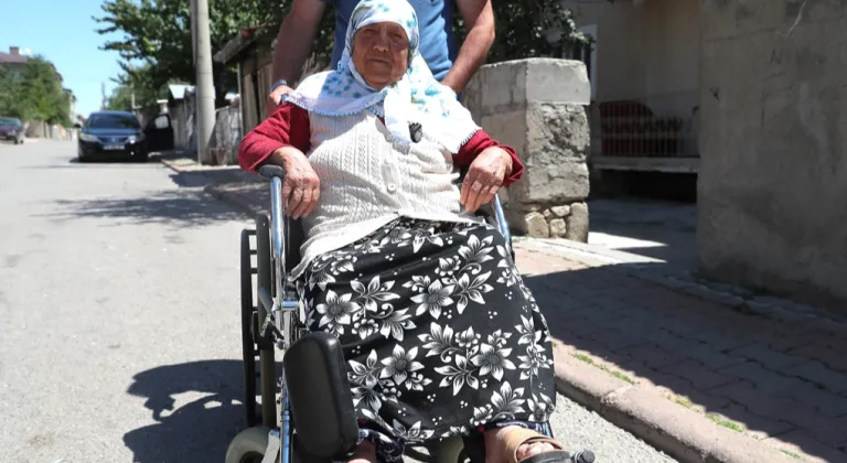 Sivas Belediye Başkanı Dr. Adem Uzun, 85 yaşındaki Hüsne Teyze'ye Tekerlekli Sandalye Hediye Etti