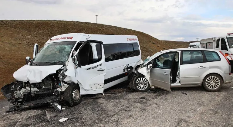 Sivas'ta Feci Kaza: Kamu Personelini Taşıyan Minibüs Kaza Yaptı! 1 Ölü, 17 Yaralı