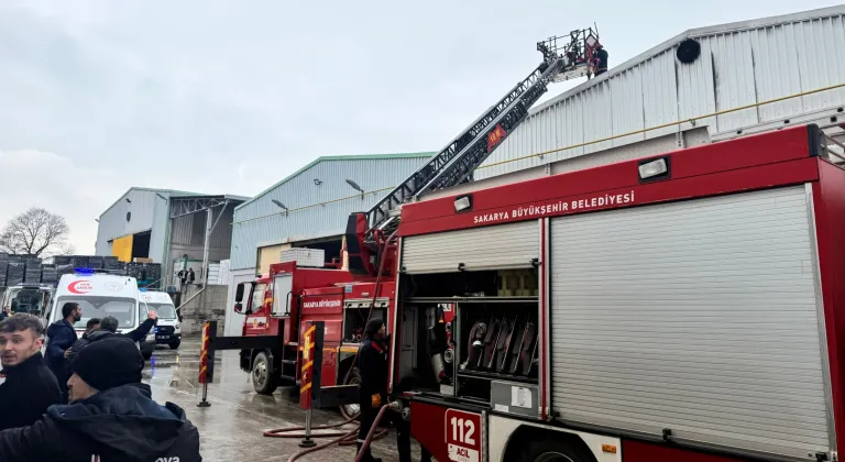 Söğütlü'deki Fabrika Yangınında Sakarya İtfaiyesinin Hızlı Müdahalesi Felaketi Önledi