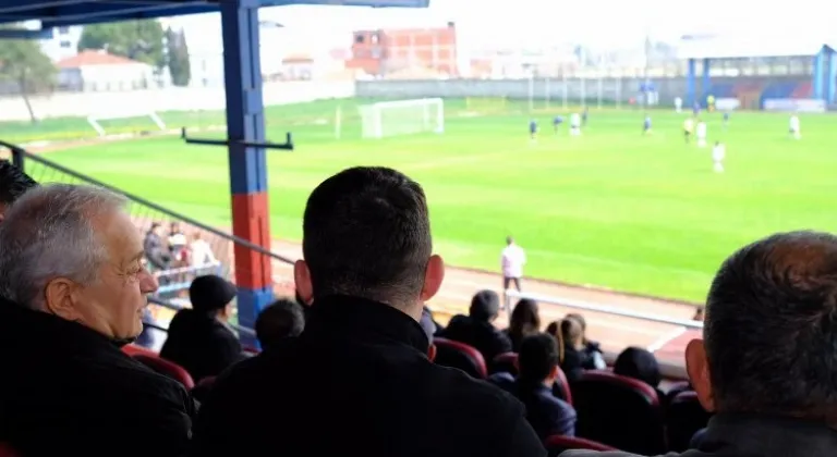 Şükrü Erdem'den Mustafakemalpaşa Kadın Futbol Takımına Destek