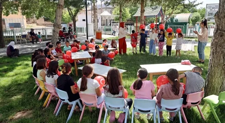 Talas Belediyesi'nin Gezici Kütüphanesi Çocukları Eğlendiriyor ve Öğretiyor