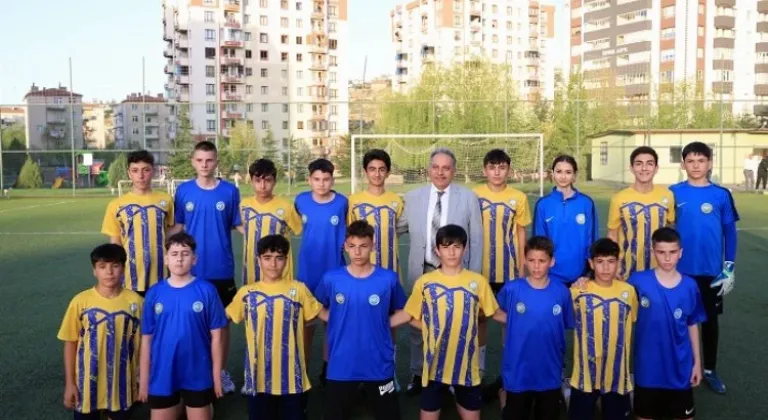 Talas Belediyespor ve Romanya Öğrencileri Arasında Dostluk Maçı Heyecanı