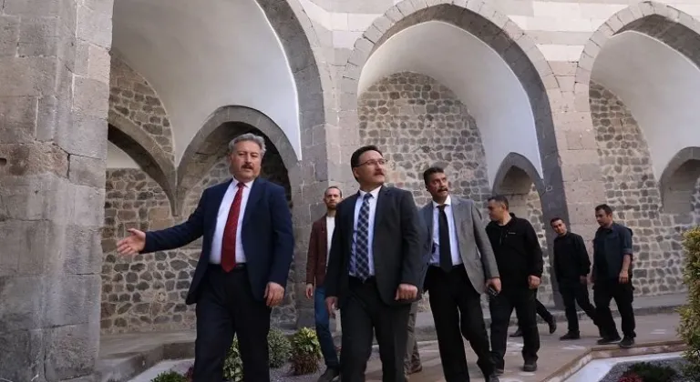 Tarihi Köşk Medrese'nin Restorasyonu Tamamlandı: Melikgazi Belediye Başkanı ve Vali İnceledi