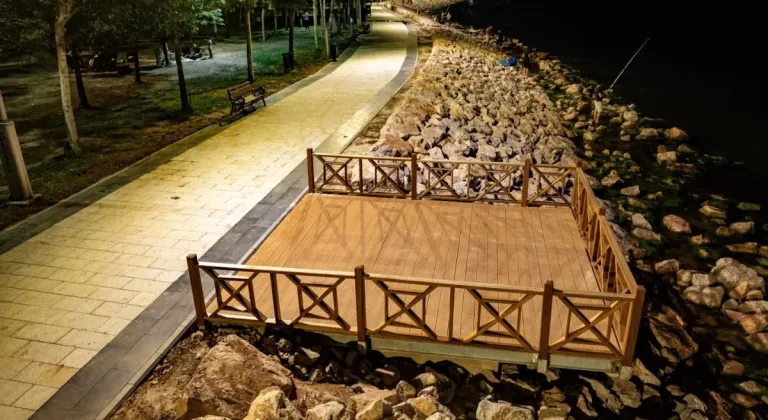 Tavşancıl Sahil Parkı'nda Gündüz ve Gece Farkı: Yenilenen Park İle Göz Kamaştırıcı Manzaralar!