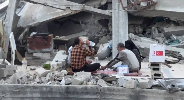 Türk Kızılay Gazze'de İftar Sofralarını 30 Bine Ulaştırdı!