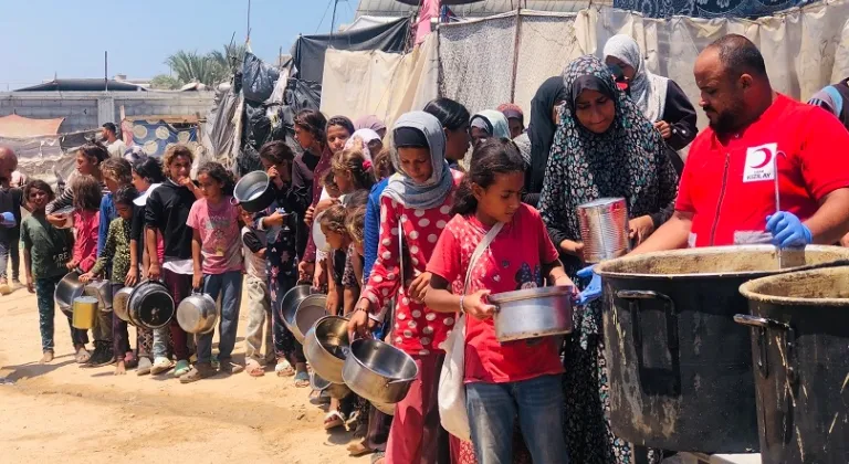 Türk Kızılay’dan kıtlığın eşiğindeki Gazze’ye gıda desteği