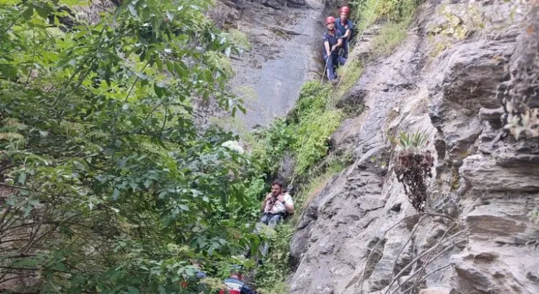 Uçurumdan düşen vatandaşı itfaiye ekipleri kurtardı