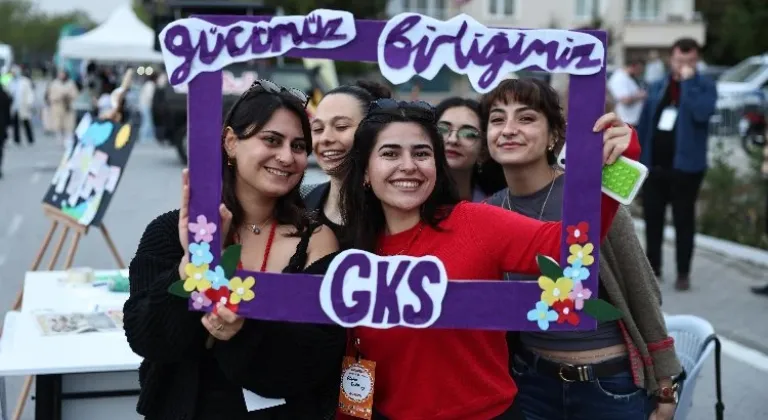 Üniversiteli gençler festivalde stres attı