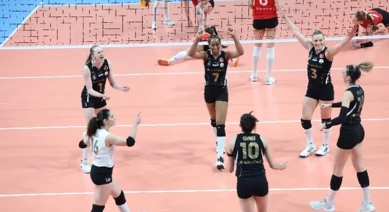 VakıfBank, Türk Hava Yolları'nı 3-0 Mağlup Ederek Sezonu 3. Sırada Tamamladı