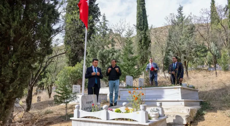 Vali Aygöl Şehit öğretmen Hayati Kapukaya’yı mezarı başında dualarla andı