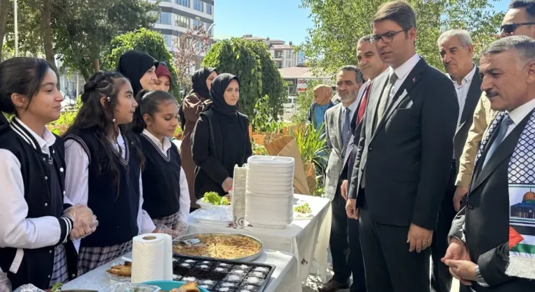 Van Erciş'te liselilerden Gazze kermesi