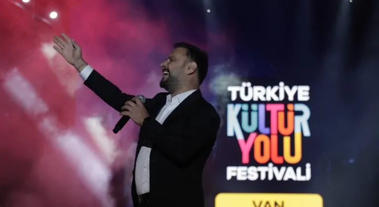 Van Kültür Yolu Festivali'nde Binlerce Kişi Alişan'la Halay Çekti