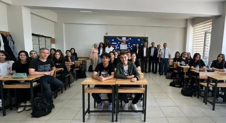 Yabancı öğretim görevlilerinden liseli gençlere İngilizce dersi