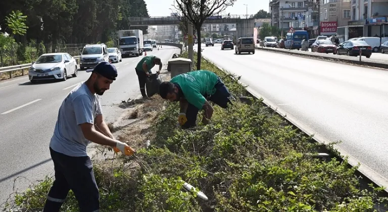 Yalova'da Karayollarındaki Orta Refüjler Kapsamlı Bir Temizlik ve Budama Operasyonuna Tabi Tutuldu