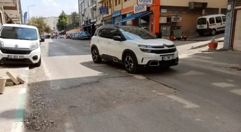 Yıldırım Caddesi’ndeki bozuk yol tehlike saçıyor