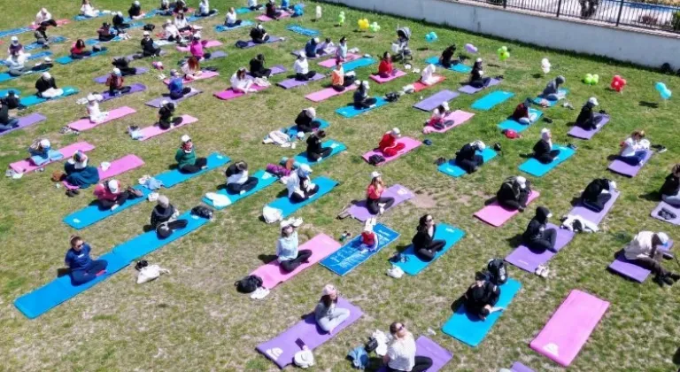 Yoga yaparak stres attılar