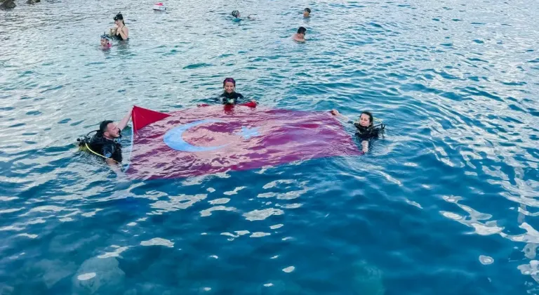 Zafer Bayramı'nı Saros’da bayrak açarak kutladılar